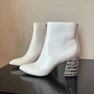 Chic White Heeled Boots with Beaded Heel